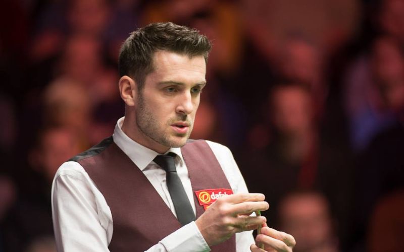 Ánh mắt tập trung của Mark Selby trong pha đánh khó