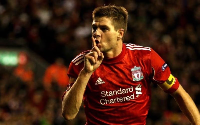 Băng đội trưởng Liverpool trên tay Gerrard