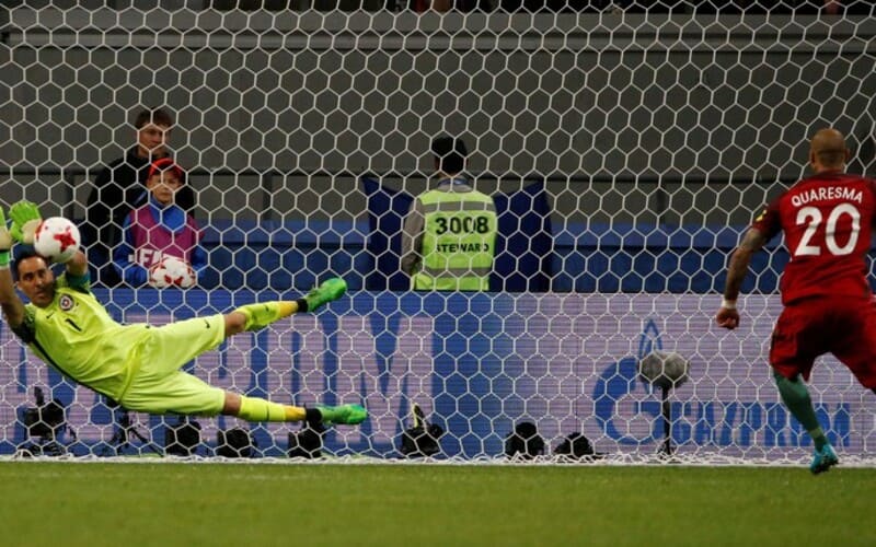 Claudio Bravo tỏa sáng tại Colo-Colo từ năm 2002