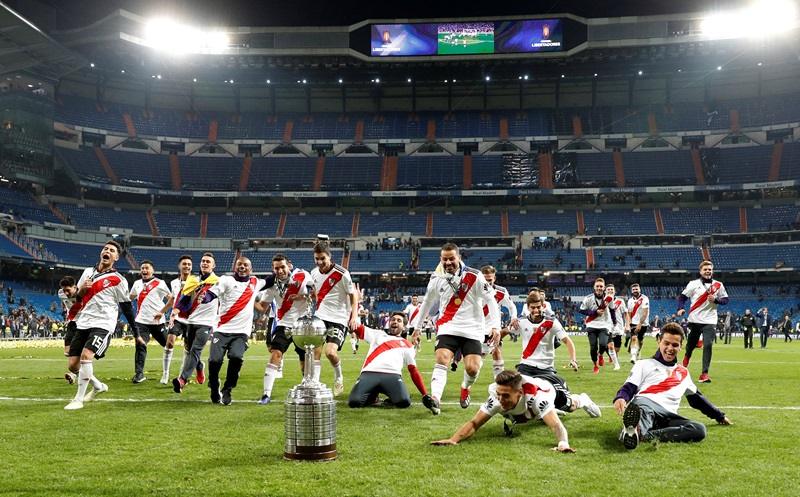 CLB ăn mừng với chiếc cúp vô địch Copa Libertadores 2018