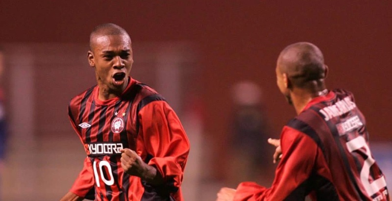 Fernandinho khi còn thi đấu cho CLB Athletico Paranaense trong giai đoạn đầu của sự nghiệp