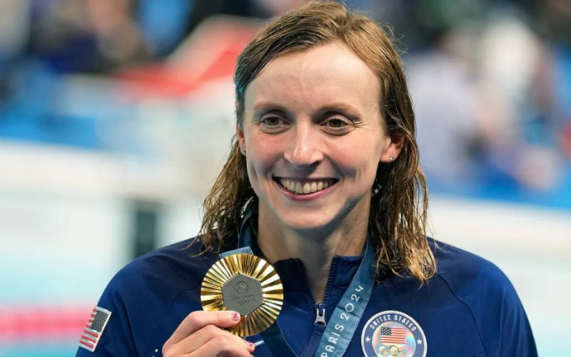 Katie Ledecky lập kỷ lục 4 lần vô địch 800m Olympic liên tiếp