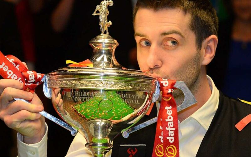 Mark Selby nâng cúp World Championship 2014 đầy kiêu hãnh