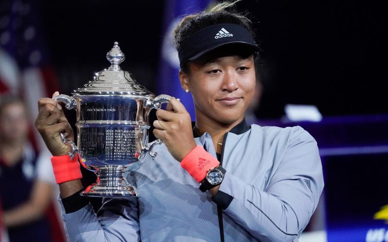 Naomi Osaka giương cao cúp US Open 2018