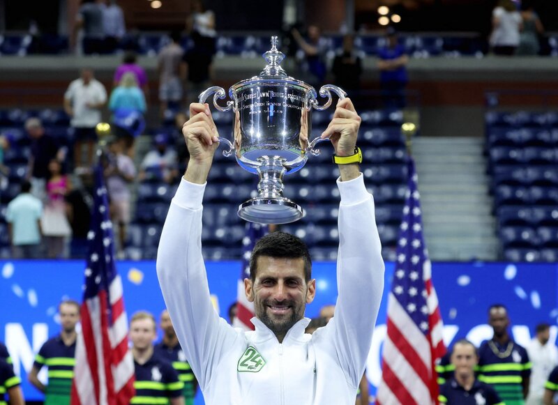 Novak Djokovic nâng cao cúp Grand Slam thứ 24