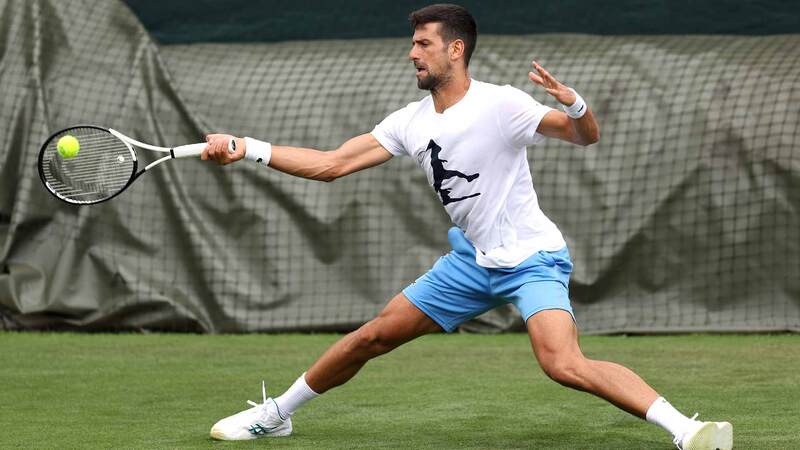Novak Djokovic trong buổi tập luyện khắc nghiệt