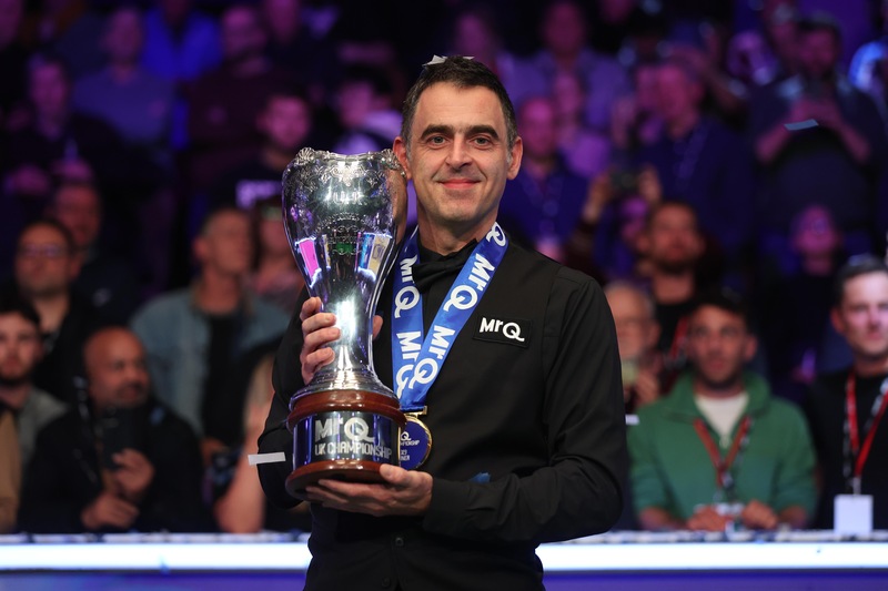 Ronnie O'Sullivan ăn mừng chiến thắng