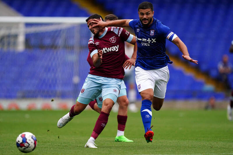 Sam Morsy có những pha tranh chấp quyết liệt