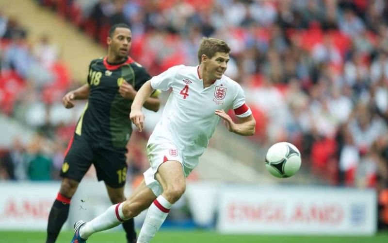 Steven Gerrard đeo băng đội trưởng Tam Sư tại World Cup 2010