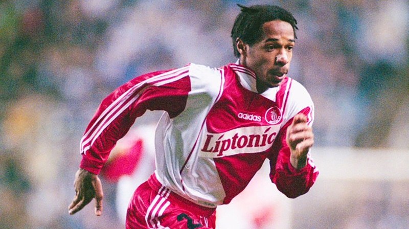Thierry Henry khi còn thi đấu trong màu áo của AS Monaco