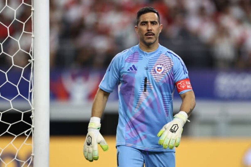 Thủ môn Claudio Bravo