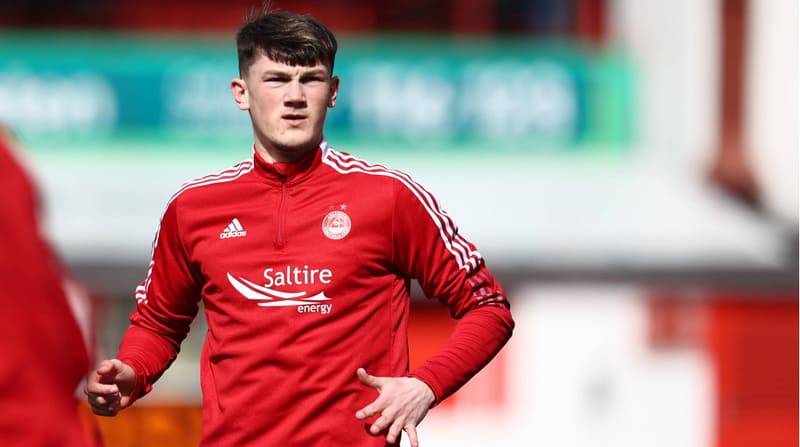 Anh bắt đầu sự nghiệp bóng đá tại Aberdeen