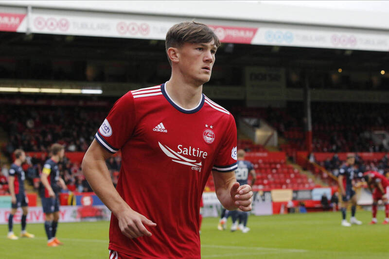 Calvin Ramsay là cầu thủ hậu vệ phải người Scotland