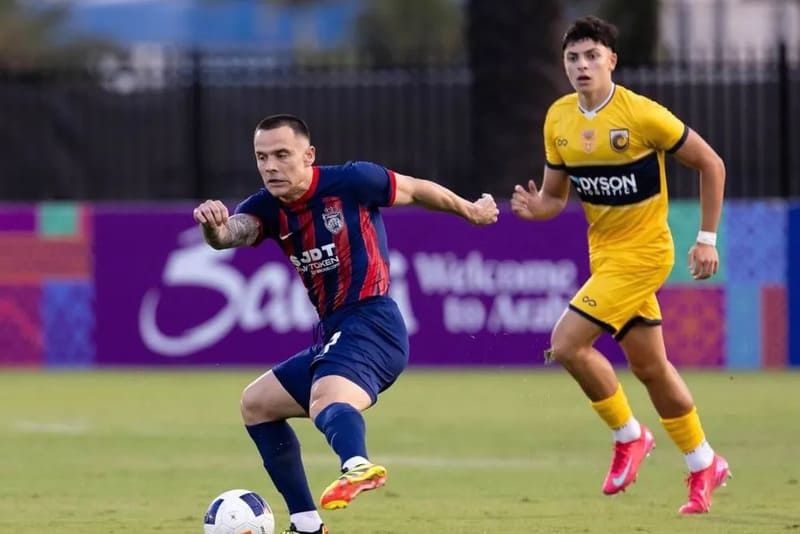 Cầu thủ áp dụng chiến thuật trong trận AFC