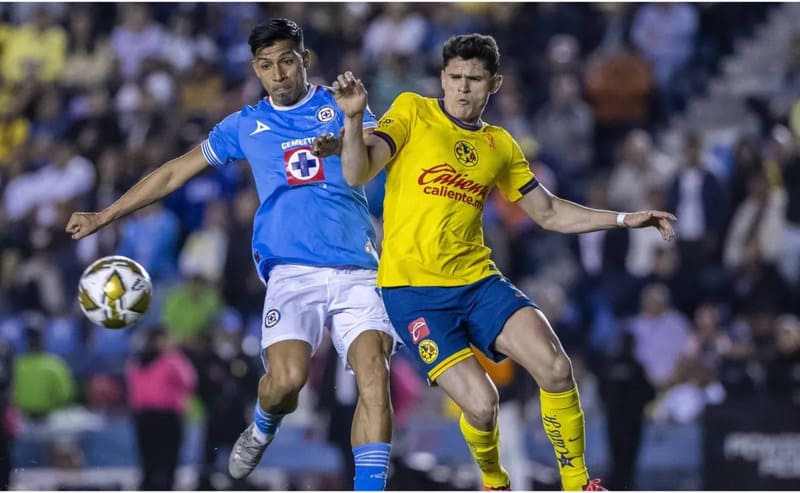 Cầu thủ Cruz Azul thể hiện sức mạnh trên sân