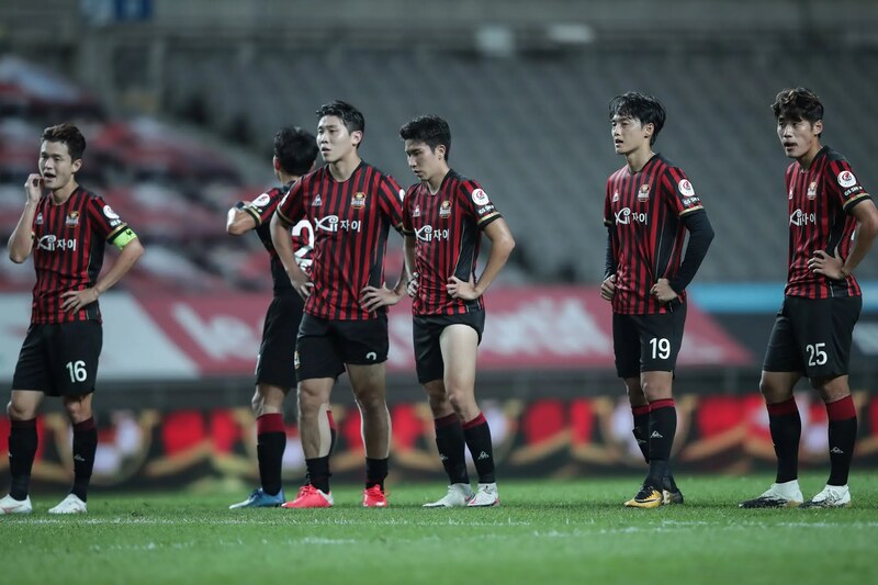 Cầu thủ FC Seoul trong màu áo đỏ thi đấu quyết liệt tại K League 2025