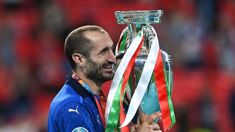 Giorgio Chiellini nâng cúp vô địch Euro 2020