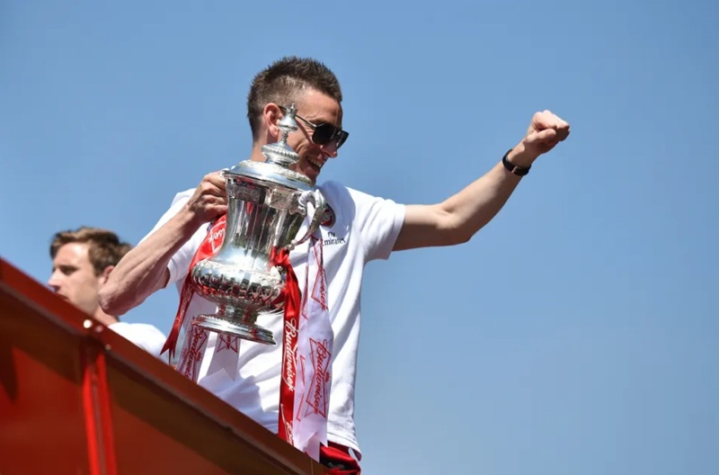 Koscielny và chiếc cúp vô địch FA Cup
