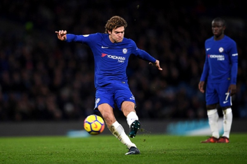 Marcos Alonso sút phạt ghi bàn tuyệt đẹp