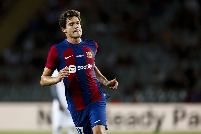 Marcos Alonso thi đấu trong màu áo Barca