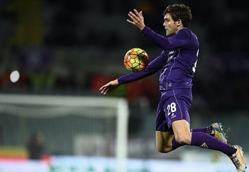 Pha tranh chấp bóng bổng của Marcos Alonso