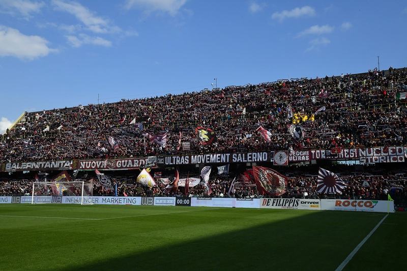 Sân vận động Stadio Arechi khi Salernitana thi đấu