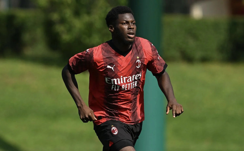 Yunus Musah thi đấu cho AC Milan