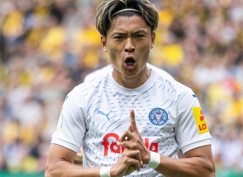 Anh nổi bật với khả năng dứt điểm sắc bén và kỹ thuật điêu luyện trên sân