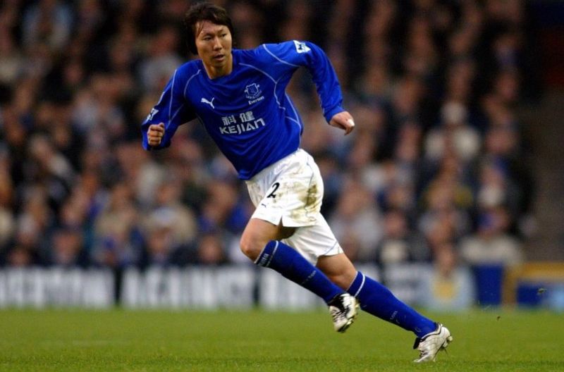 Ở đội tuyển Trung Quốc, anh đảm nhiệm vai trò kiến tạo cơ hội và hỗ trợ phòng ngự hiệu quả